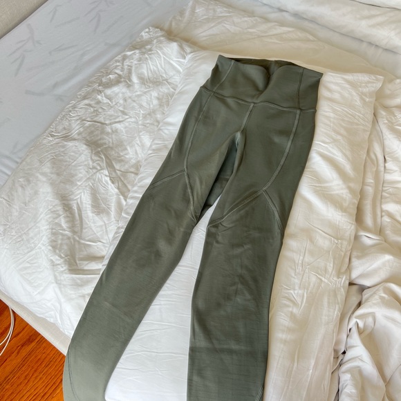 🦄 Lululemon In Movement Sale! Size 4 - Picture 6 of 8